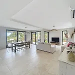 Capucine - Modern Antibes